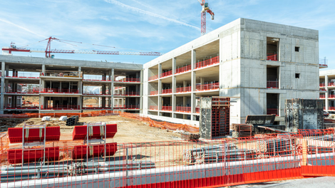 Come protezione anticaduta per bordi liberi dei solai è stata scelto il paramento PROKIT, sistema con pochi componenti, dal peso ridotto e montanti autobloccanti.