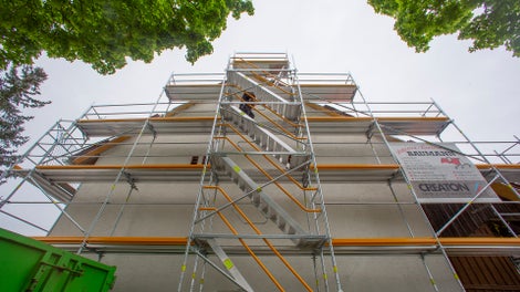 Passt sich nahtlos an das Fassadengerüst an – Die Treppe in 67 cm und damit identischer Breite wie die Fassadenlösung PERI UP Easy