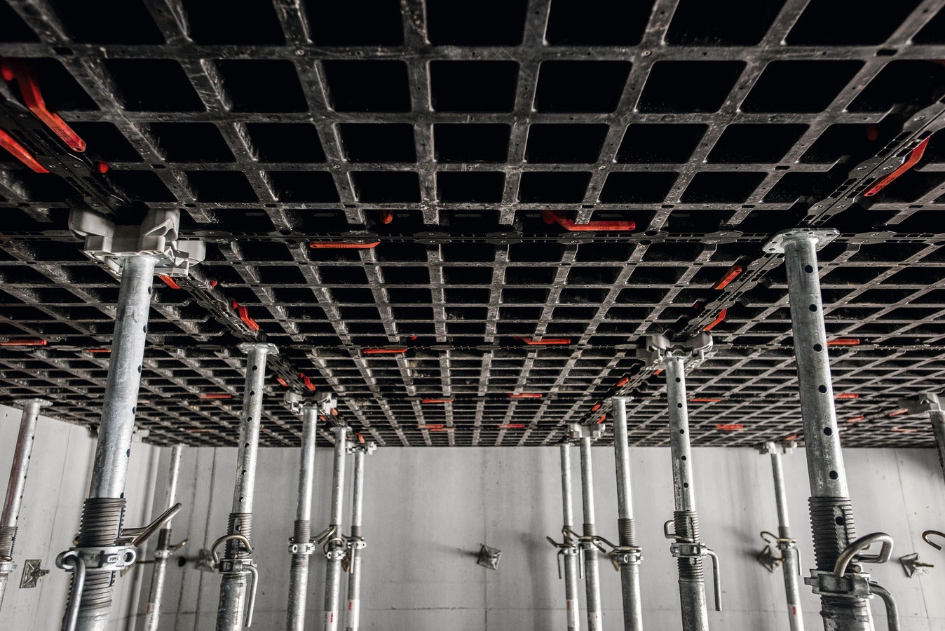 All parts of the PEP Alpha slab prop are hot-dip galvanized. Robust and tested design according to DIN EN 1065.