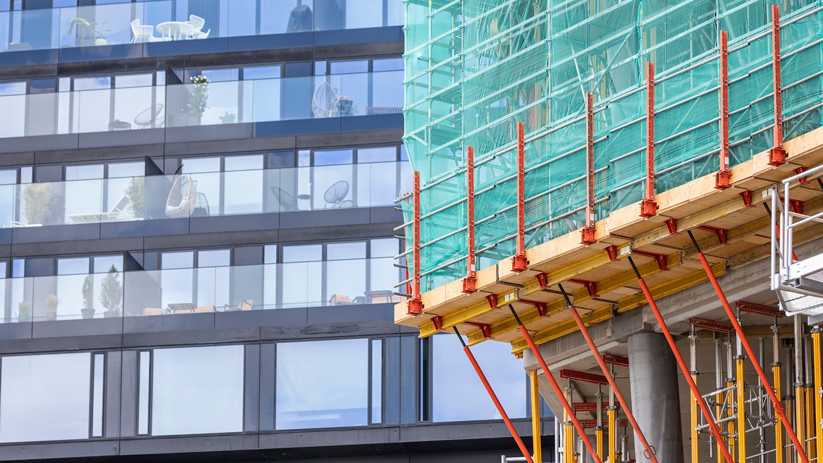 With our climbing systems you are always on the safe side. They are used for the construction of vertical and also inclined elements at great heights, for example for cores and walls. Depending on your individual project requirements, various systems are available to grow your buildings upwards either with or without a crane, using hydraulic units.