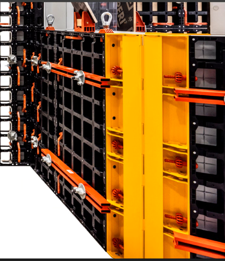 Die Gelenkecke DUO 135 ist eine flexible Ecklösung für Wanddicken von 15 bis 40 cm und ermöglicht stufenlos einstellbare Winkel von 75° bis 165°. Sie kommt zum Einsatz, wenn mit dem DUO-System statt einer 90°-Ecke spitze oder stumpfe Ecken geschalt werden müssen. Die Gelenkecke wird mit dem Verbindungsanker DUO oder alternativ mit dem LIWA Richtschloss angeschraubt und kann mit den Riegeln LWR 80 oder LWR 170 kombiniert werden.