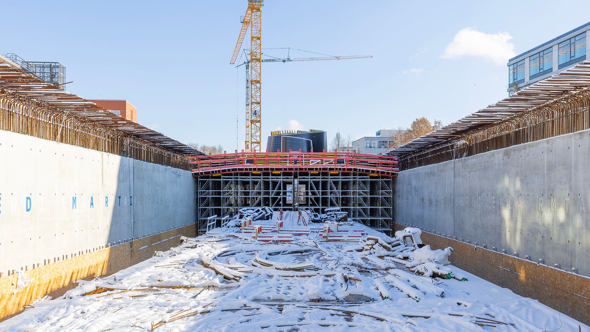 Um die anspruchsvolle Sichtbetonarchitektur und die bei Tunnelbauprojekten notwendigen, massigen Stahlbetonbauteile mit hohem Bewehrungsgrad in Einklang zu bringen, ist eine besondere Herausforderung.