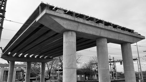 Декофриран ригел и кръгли колони