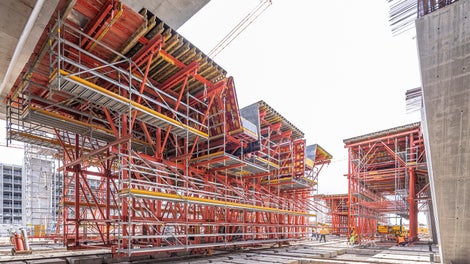 Zwischen den V-Stützen setzte sich die PERI Lösung aus sechs Einzelwagen zusammen, die für das Umsetzen und Ausschalen aufgetrennt werden konnten.