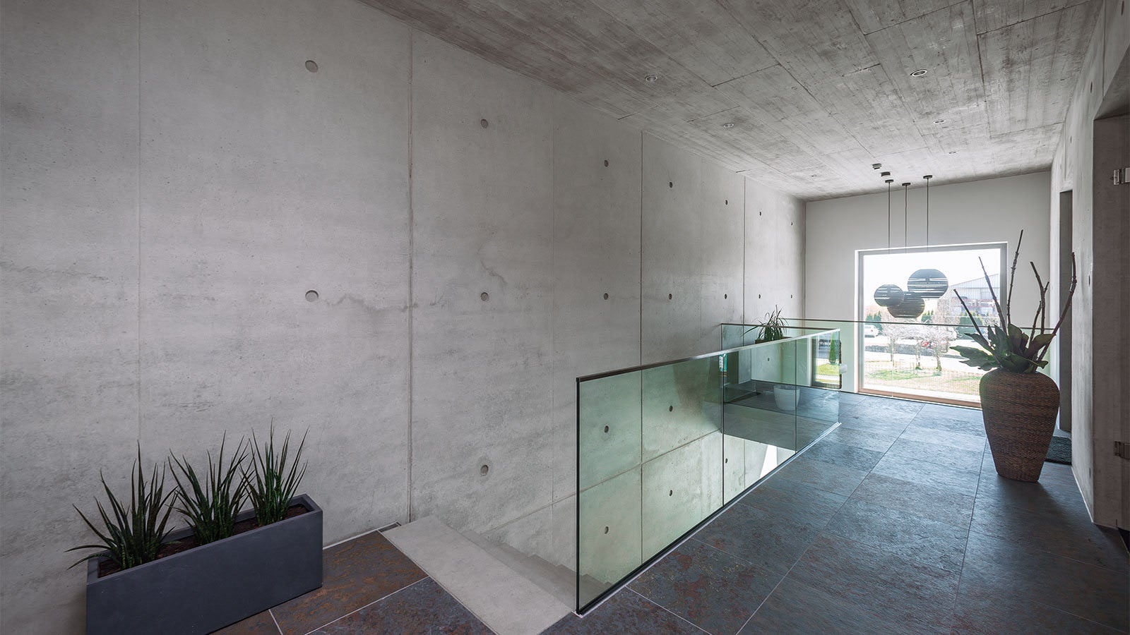 Die moderne Architektur zieht sich konsequent im Außen- und Innenbereich in beiden Geschossen durch und dient somit auch als Anschauungsobjekt für den Sichtbetonprofi Kopp.