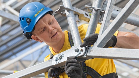 Die Firstspange erlaubt die einfache Fixierung der Dachneigung beim Anheben der LGS Bindersegmente, die Verbindung erfolgt weitestgehend werkzeuglos mittels Bolzen und Federstecker.