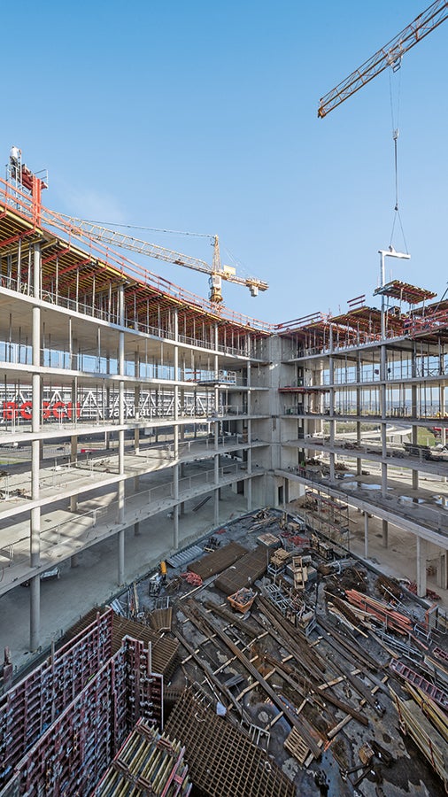 Stropní stůl VARIODECK umožňuje rychlé a bezpečné řešení na okrajích stropních desek.