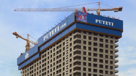 Система RCS-C обеспечивает безопасный доступ по периметру и быструю перестановку стеновой опалубки без участия крана. Платформы компонуются индивидуально под каждый проект. <br/>