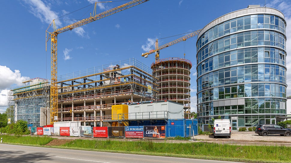 Aufälligster Bestandteil der umfangreichen Erweiterungs- und Modernisierungsmaßnahme des Büroparks Ottobrunn ist der neue, zweite Büroturm mit 40 m Höhe.