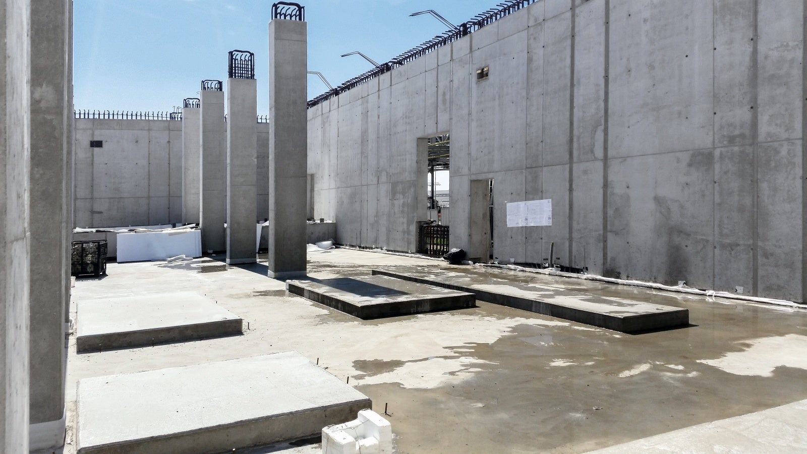 Dokonalé rovné a pohľadové obvodové steny a stĺpy realizované systémom PERI TRIO 330