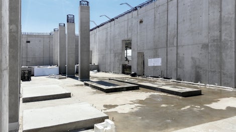 Dokonalé rovné a pohľadové obvodové steny a stĺpy realizované systémom PERI TRIO 330