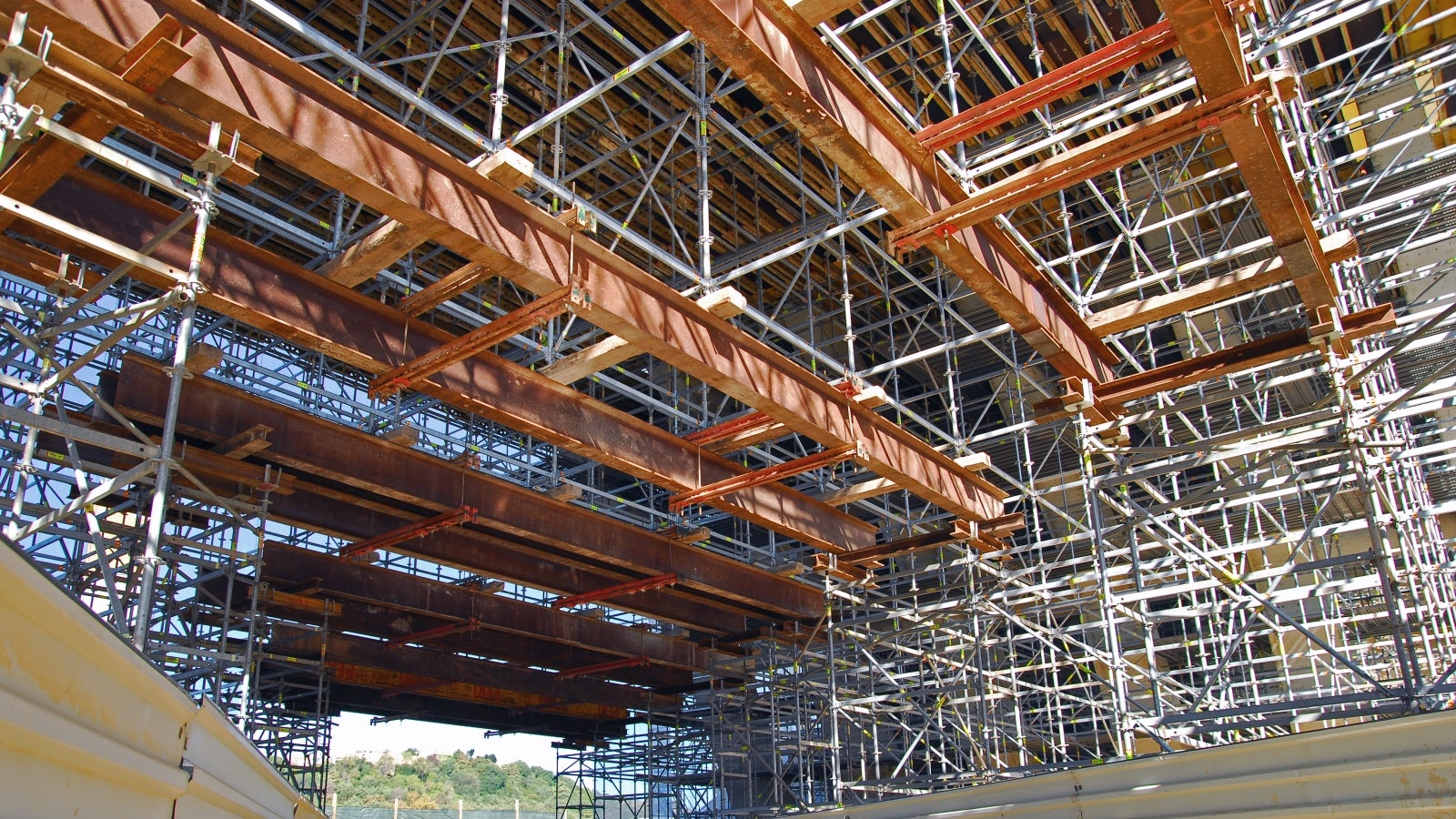 Sistema vigado sobre o caminho rural