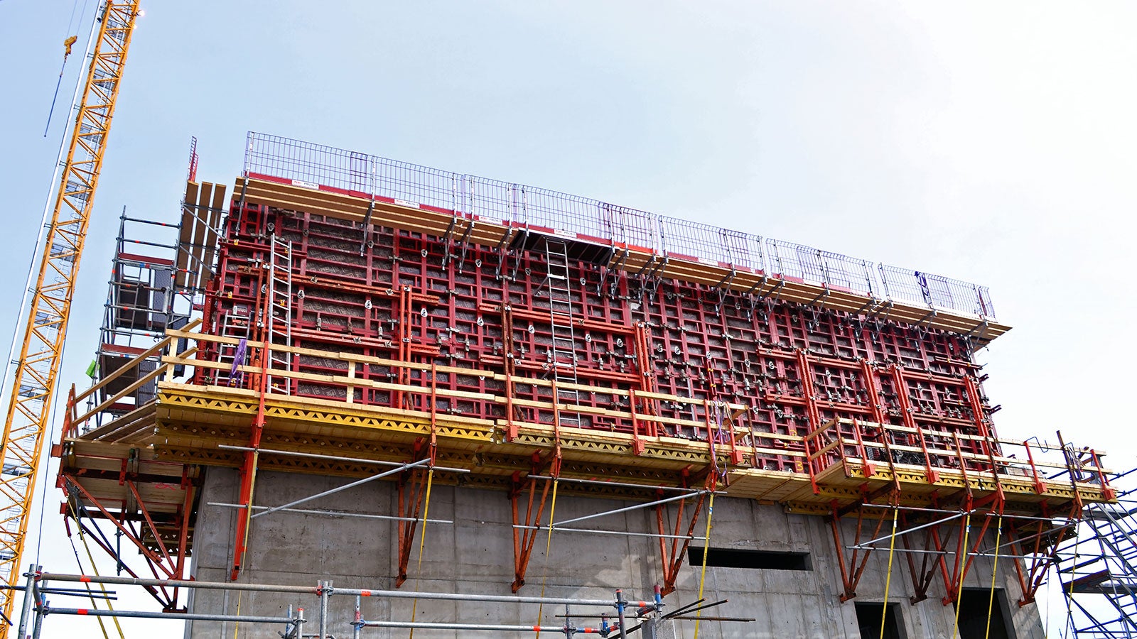 MAXIMO monterad på CB240 med åkvagn, tack vare MX formstagsteknik med koniska stag utförs stagmontage från en sida utan distansrör och plastkoner. 