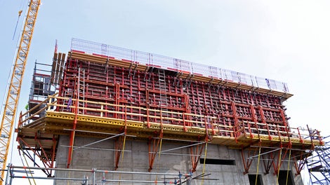 MAXIMO monterad på CB240 med åkvagn, tack vare MX formstagsteknik med koniska stag utförs stagmontage från en sida utan distansrör och plastkoner. 