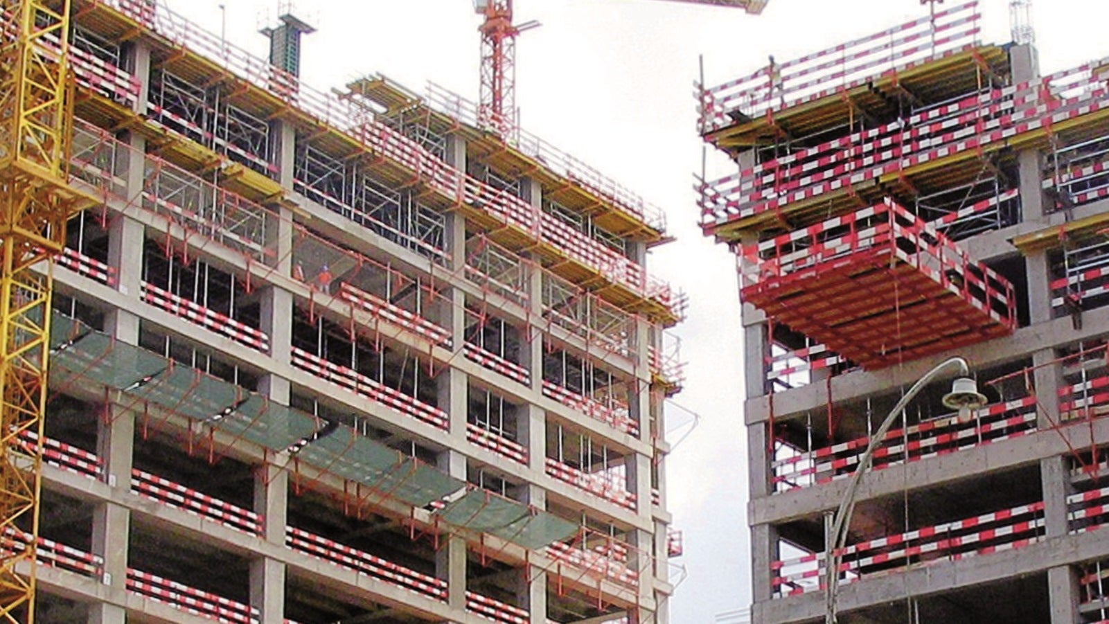 Bloco residencial. Plataforma de apoio à elevação das mesas.