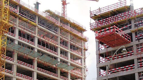 Bloco residencial. Plataforma de apoio à elevação das mesas.