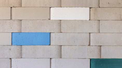 The TwistBlocks are hollow concrete blocks that can be slotted together without mortar to form a wall. The building blocks are produced particularly easily and quickly using specially developed formwork, namely the TwistBlock moulds from PERI. (Photo: PERI SE)