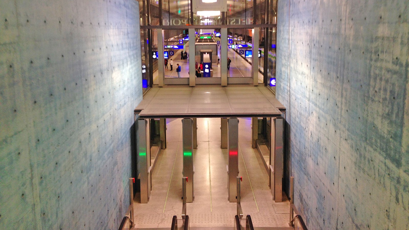 Lentoaseman aseman hallitseva värisävy on sininen. Itsetiivistyvällä betonilla toteutetut paikallavalurakenteet kuuluvat koko Kehärata-hankkeen vaativimpiin.