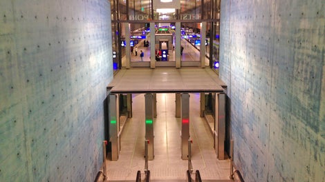 Lentoaseman aseman hallitseva värisävy on sininen. Itsetiivistyvällä betonilla toteutetut paikallavalurakenteet kuuluvat koko Kehärata-hankkeen vaativimpiin.