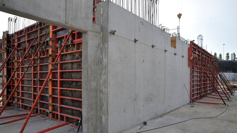 Per la costruzione dei muri che richiedevano un faccia a vista perfetto è stato usato PERI VARIO, mentre per tutte le altre pareti è stato scelto PERI TRIO che ha garantito ottimi risultati in termini di produttività in cantiere e di resa estetica