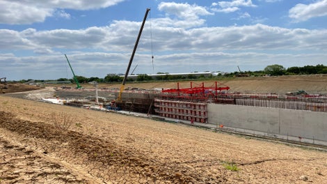 Situated between HS2’s Northolt Tunnel and the Colne Valley Viaduct, the 880m-long reinforced concrete tunnel will blend into its natural surroundings, covered with trees and plants once construction is complete. 