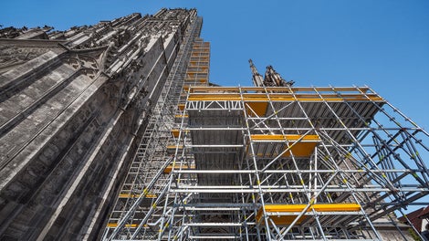 Zur Durchführung umfangreicher Sanierungsmaßnahmen am Hauptturm dient das modulare PERI&amp;nbsp;UP Gerüstsystem mit einem 71&amp;nbsp;m hohem Arbeits- und Schutzgerüst sowie einer Schwerlastplattform in 7&amp;nbsp;m Höhe.