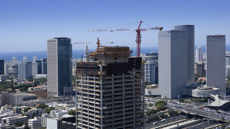 שלוש הקומות העליונות היו סגורות לחלוטין בכל זמן נתון עם מערכת הגנה מטפסת