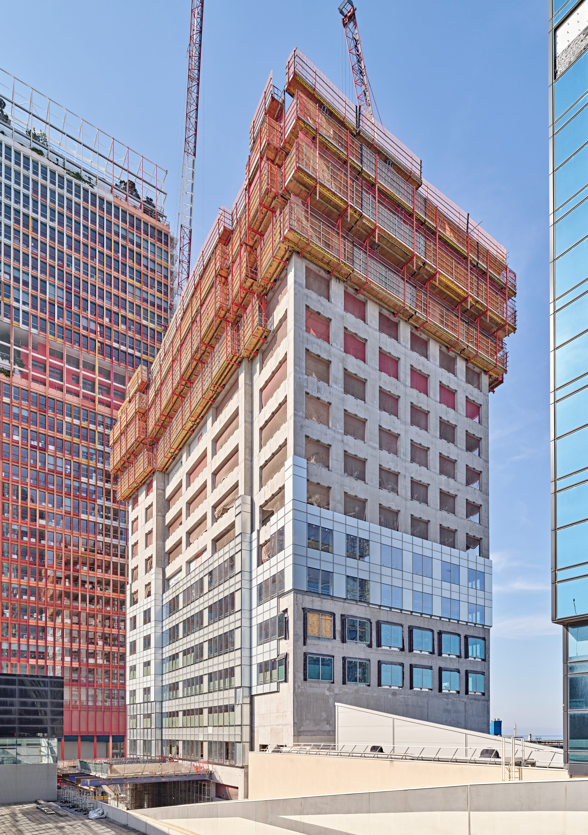 Tour Mirabeau à Marseille : une tour de 21 étages réalisée en espace contraint à Marseille. 1 000 m2 de coffrage de dalles SKYMAX, 1 600 étais de séchage MULTIPROP, des protections de façade LPS et des systèmes grimpants à crémaillère RCS ont été utilisés pour ce chantier de 10 mois. (Photo : PERI SE)<br/>