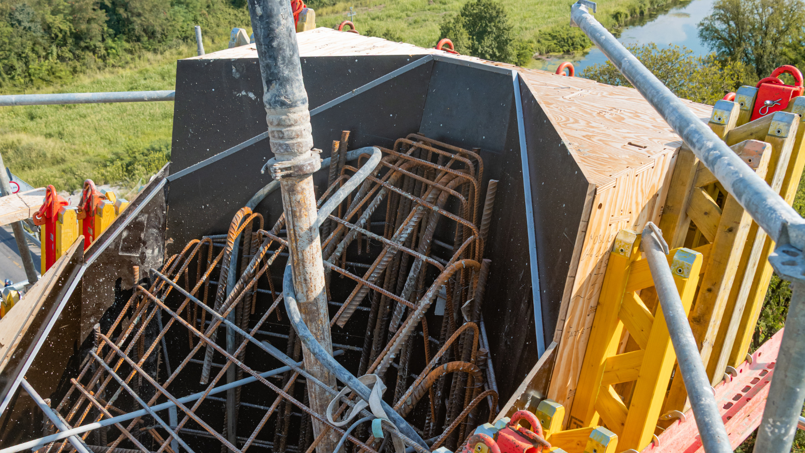Vista della centina Dataform impiegata per costruire le pile del nuovo ponte di Palazzolo sull'Oglio con la caratteristica forma a diamante.