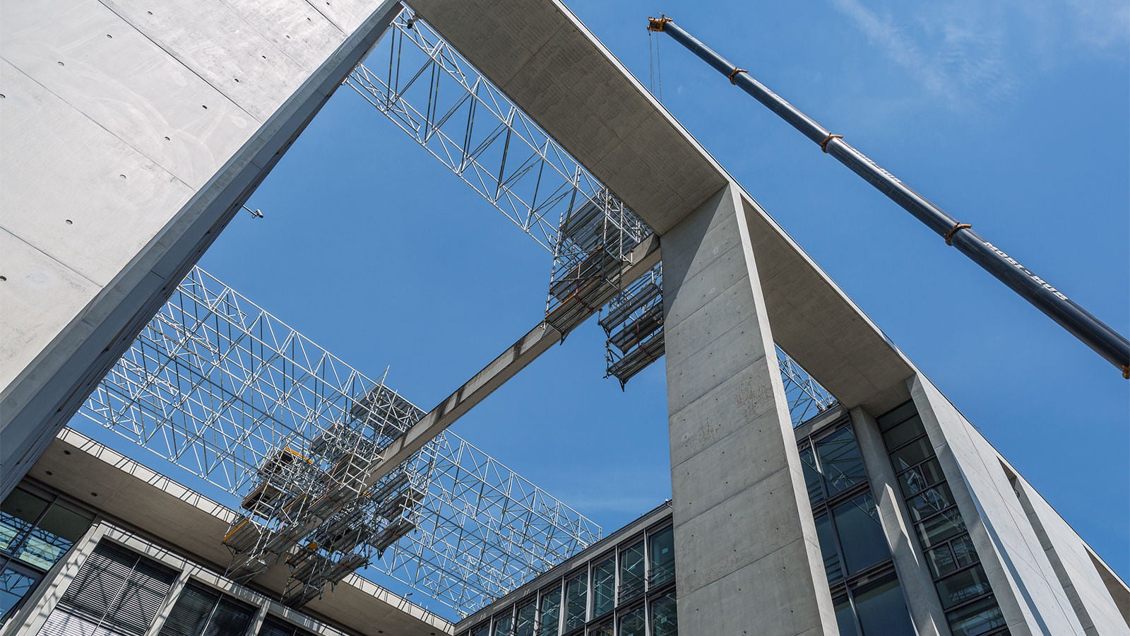 Für Sanierungsarbeiten an exponierten Betonbindern überspannt ein verfahrbares PERI UP Hängegerüst die Dachlandschaft des Berliner Bundestagsgebäudes.