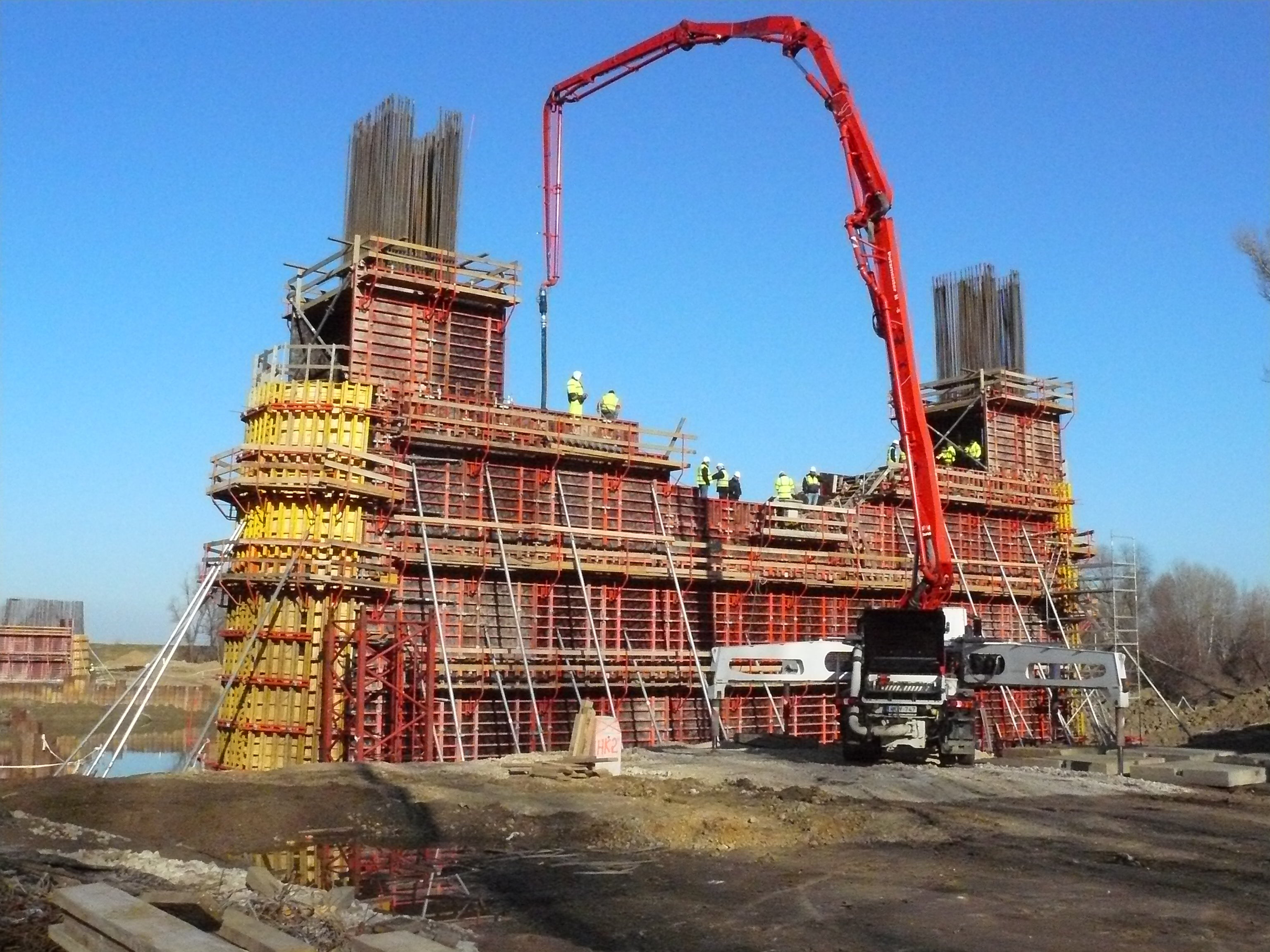 A mederpillérek egyenes falszakaszainak kialakításához TRIO falzsaluzatot alkalmaztak, míg a pillérek íves zárását egyedi kialakítású íves VARIO falzsaluzattal oldották meg.