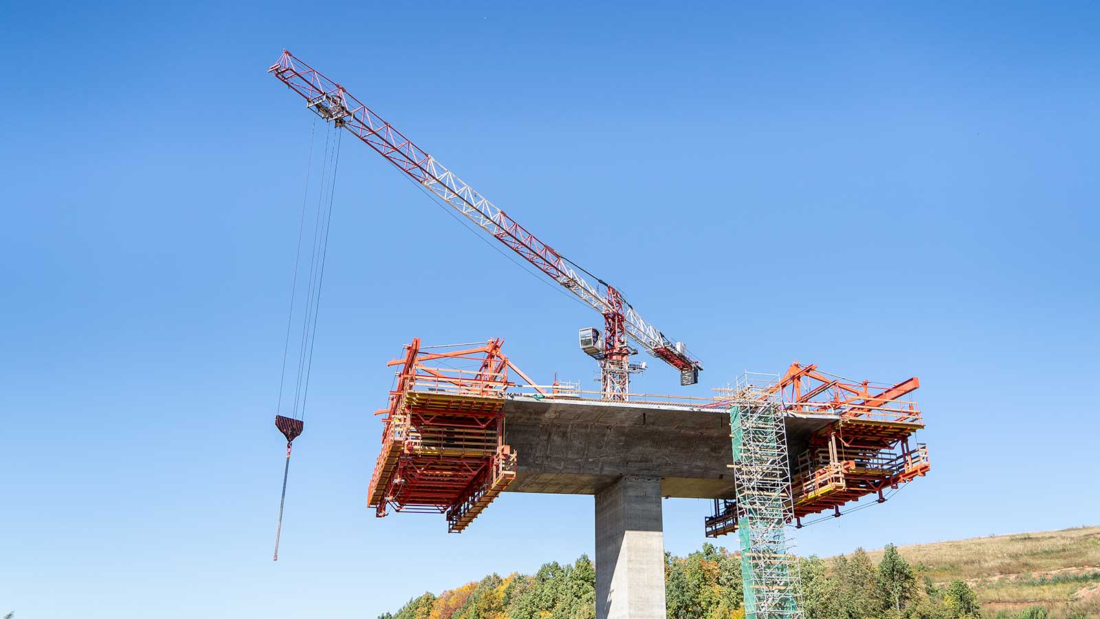 Для устройства пролетного строения применялась система уравновешенного бетонирования VBC.