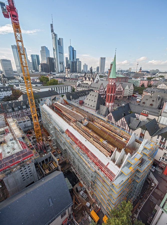 Auf engstem Raum: Die umfassende, gemeinsam erarbeitete Schalungs- und Gerüstlösung berücksichtigte sowohl die unterschiedlichen Bauzustände als auch die hohen Sichtbeton- und Sicherheitsanforderungen.