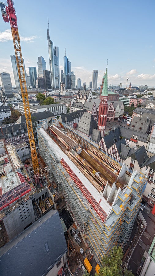 Auf engstem Raum: Die umfassende, gemeinsam erarbeitete Schalungs- und Gerüstlösung berücksichtigte sowohl die unterschiedlichen Bauzustände als auch die hohen Sichtbeton- und Sicherheitsanforderungen.