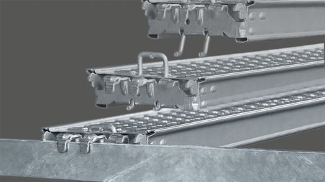 "Locking Deck"<br/>Podesty montuje się bezpośrednio na ryglach. Dodatkowy rygiel podtrzymujący podest nie jest konieczny. Pod wpływem siły ciężkości zaczep zatrzaskuje się, zabezpieczając podest przed przemieszaniem.