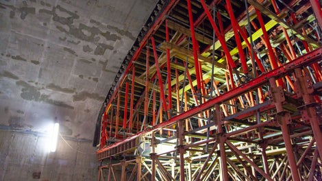 Для опалубливания сводчатого перекрытия применялись шаблоны из фанеры. Они через вставки крепились к SRU ригелям и обшивались фанерой. Благодаря этому решению удалось достичь качественной бетонной поверхности свода туннеля.