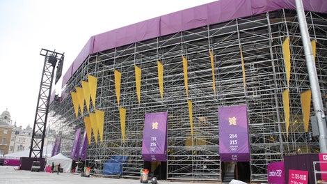 通路やサービスルームを統合したPERI UP ロゼット支保工から建設された下部構造。