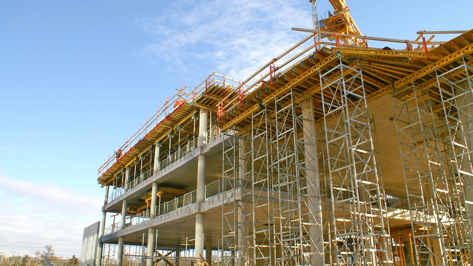 VT-kruunujen avulla valettiin toimitalon laatat. ST 100 -tukitornit toimivat tuentajärjestelmänä.