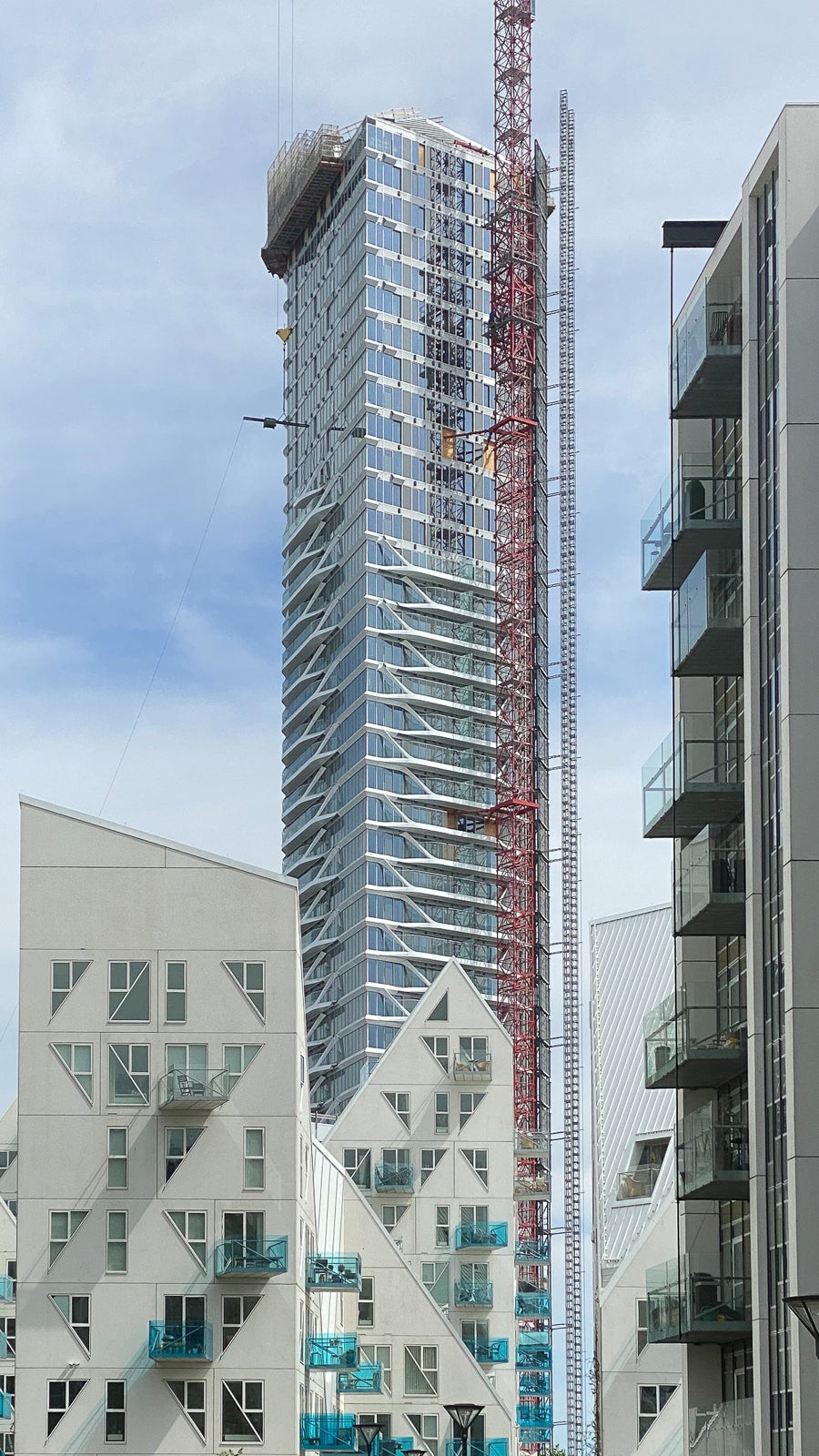 Danmarks højeste etageejendom stod færdig i 2022 og er hele 142 meter højt med 381 boliger fordelt på 45 etager.