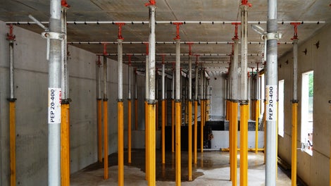 Na ontkisten van SKYDECK Paneelbekisting blijven de MULTIPROP Stempels voorzien van valkoppen achter als herstempeling