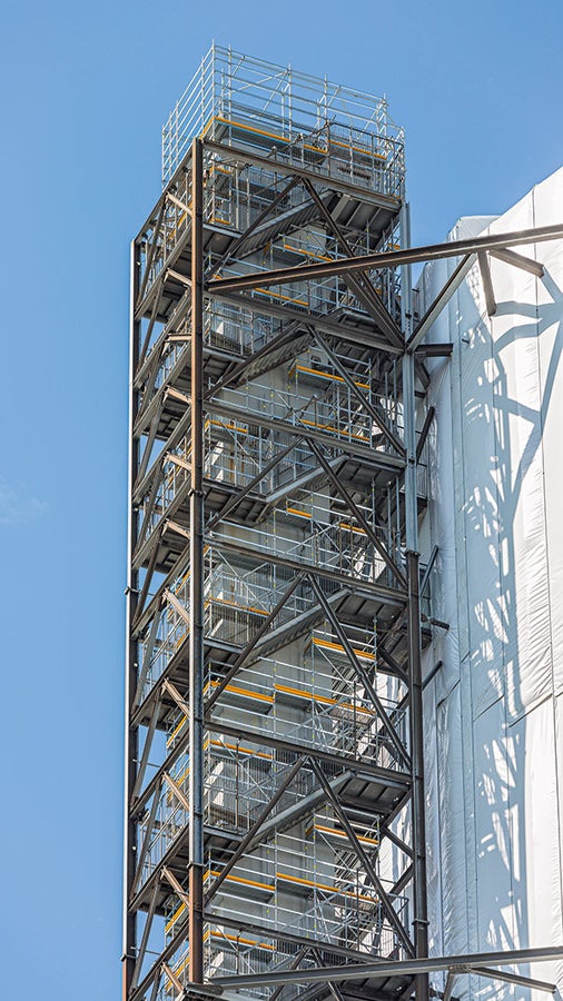 Auch die Außentreppe mit integriertem Aufzug ist Bestandteil der aufwändigen Sanierungsmaßnahme. Sie ist eine der größten Industrietreppen weltweit und führt bis zum Gasometerdach, das als Besichtigungsplattform einen Rundblick über das westliche Ruhrgebiet bietet.