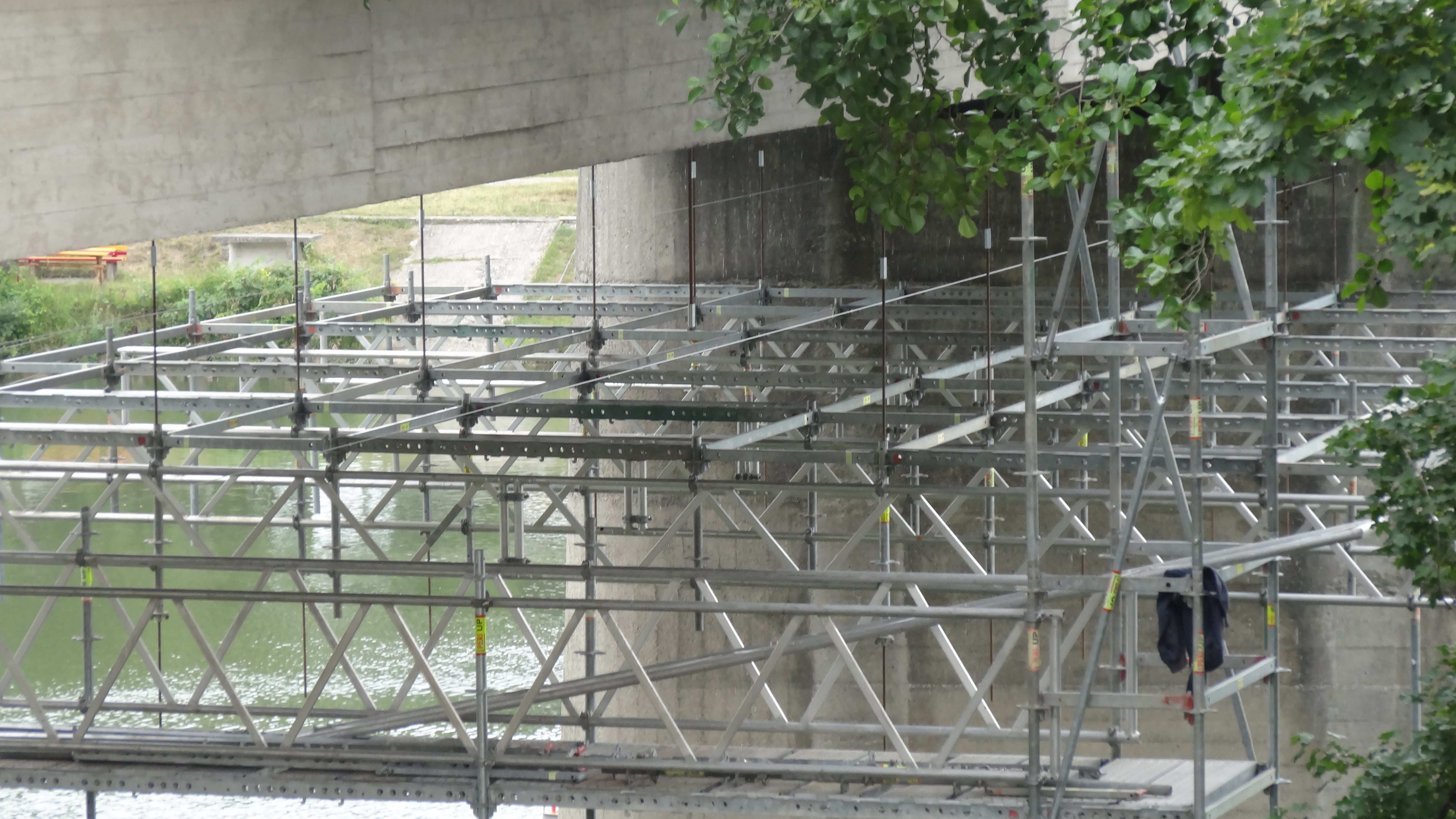 Zavesená pracovná podlaha spĺňala požiadavky zhotoviteľa pre návrh a montáž bezpečného pracovného lešenia v neštandardných podmienkach stavby. Most ostal počas celej rekonštrukcie v prevádzke.