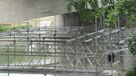 Zavesená pracovná podlaha spĺňala požiadavky zhotoviteľa pre návrh a montáž bezpečného pracovného lešenia v neštandardných podmienkach stavby. Most ostal počas celej rekonštrukcie v prevádzke.