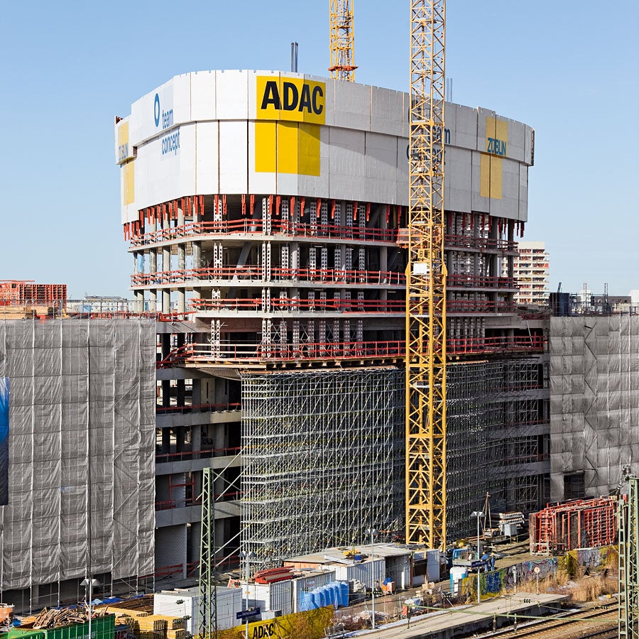 Beim Bau der neuen ADAC Zentrale unterstützt PERI das Züblin Baustellenteam mit effizienten Schalungs- und Gerüstlösungen und kompetentem Service.