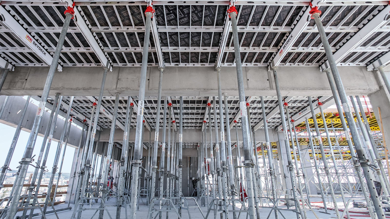 Thanks to the systematic assembly sequence, the SKYDECK Panel Slab Formwork facilitated fast and safe forming of the slabs in the areas between the beams – the panel size determined the position of the props which eliminated the need for any measuring. For larger supporting heights, SKYDECK was also used with MULTIPROP MP 625 Props.