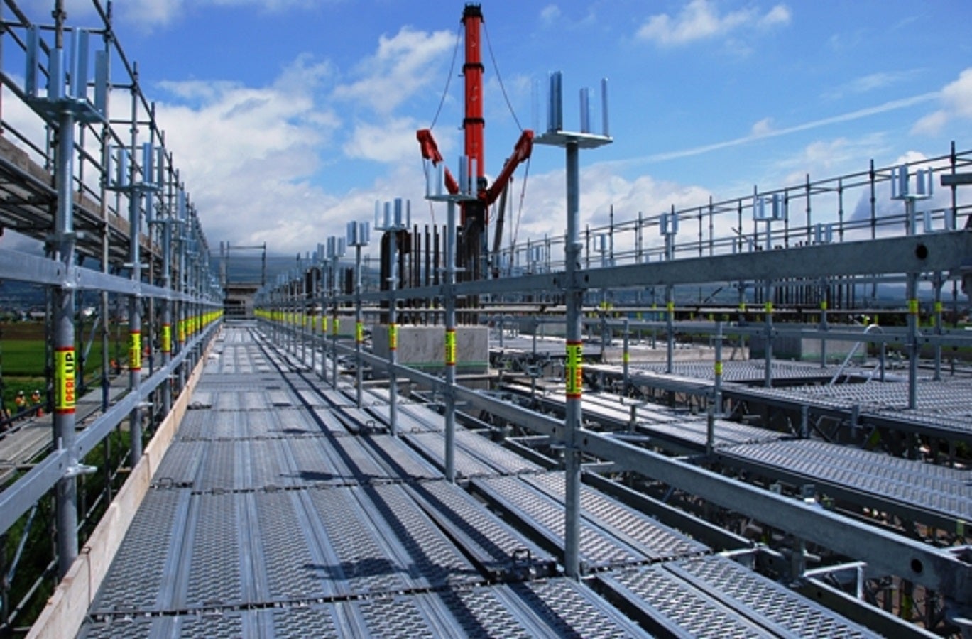 北海道新幹線工事、大野新道橋りょう工事<br/>【ドイツ最新鋭型くさび式保工 PERI－UP ロゼット・STR 100】<br/> 