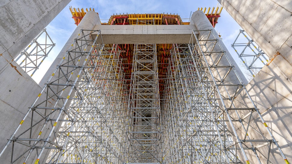 Most na rzece San w Stalowej Woli w ciągu DW 855. System PERI UP Flex MD w użyciu.