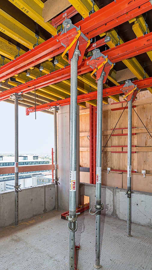 VARIODECK Deckentische und eine RCS Kletterschutzwand erlaubten sicheres und effizientes Arbeiten am Deckenrand.