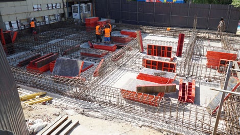 Вес самого большого линейного элемента опалубки 100х150 составляет 52,45 кг.  Щит легко монтируется 2-мя рабочими. 