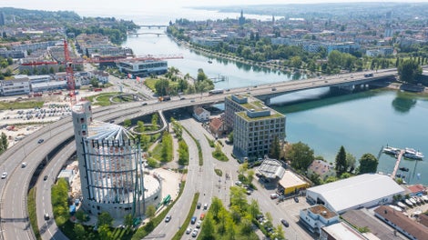 In Konstanz am Bodensee entsteht ein über 50 m hohes, zylindrisches Panoramagebäude aus Holz und Beton, eigens errichtet für ein 360-Grad-Panorama des Künstlers Yadegar Asisi.
